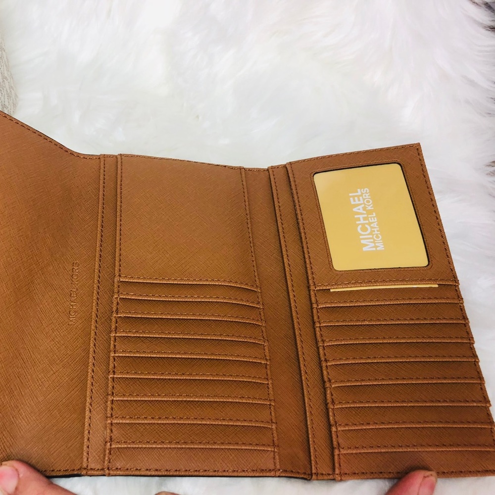 Michael Kors Jet Set Travel Tote and Wallet Set - Picture 5 of 8